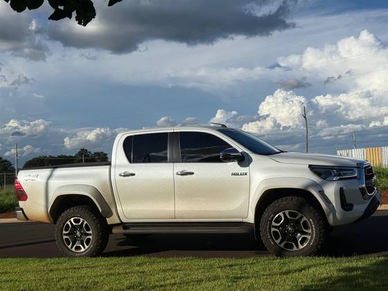 TOYOTA HILUX 2.8 D-4D TURBO DIESEL CD SRX PLUS 4X4 AUTOMÁTICO TOYOTA HILUX 2.8 D-4D TURBO DIESEL CD SRX PLUS 4X4 AUTOMÁTICO